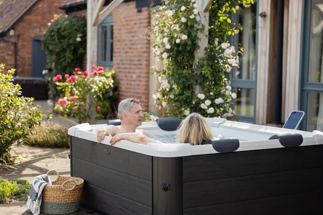 Spa semi-rigide OSLO MSpa 4 places 160x160cm avec wifi et 8 jets d'hydromassage